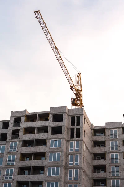 Crane Builds Tall Multi Storey House Cloudy Sky Two Big — Stock Photo, Image