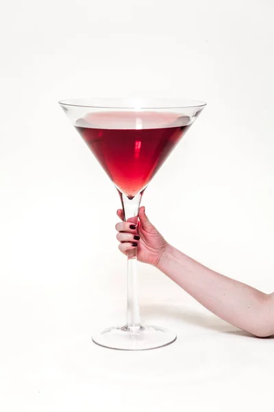 Énorme Verre Martini Main Féminine Avec Une Manucure Tenant Très — Photo