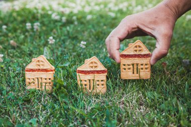 inanılmaz şirin bir evi. Bir ev şeklinde üç çerezleri üzerinde yeşil çayır yakın dur. Adamın elini koyar bir hous
