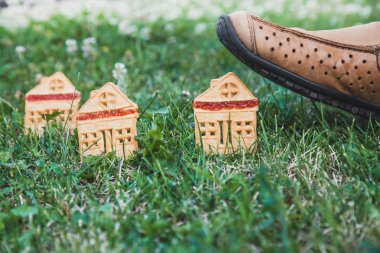 inanılmaz şirin bir evi. Küçük bir ev şeklinde üç çerezleri üzerinde yeşil çayır yakın dur. Şoförünün üzerinde büyük bir dev önyükleme
