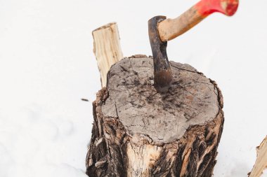 Odun kış aylarında hasat. Baltayı kütük üstünde beyaz kar içinde yapışır. Sno split günlük iki yarısı uzat