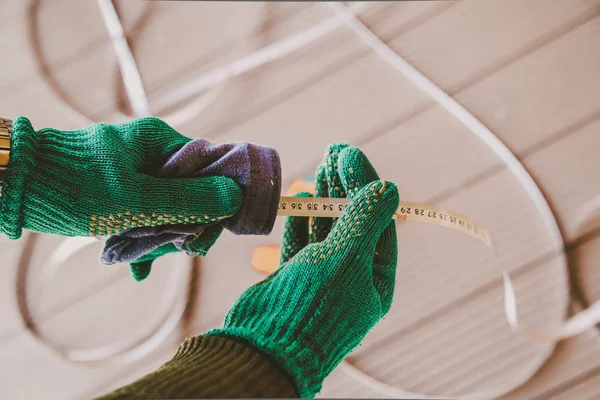 Zorg Voor Tool Handen Groene Handschoenen Veeg Met Een Lap — Stockfoto