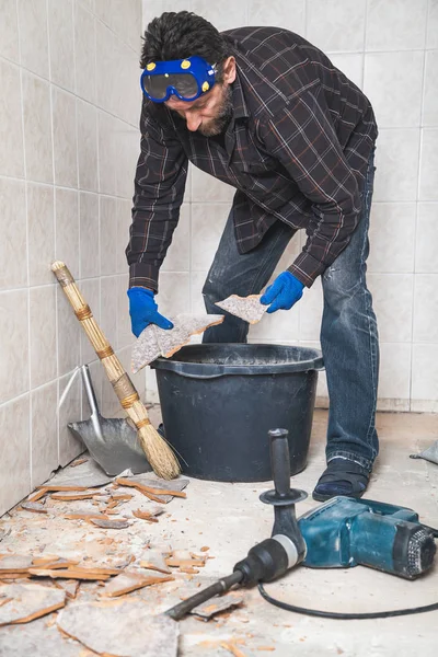 Constructor Recoge Piezas Baldosas Una Pequeña Habitación Cerca — Foto de Stock