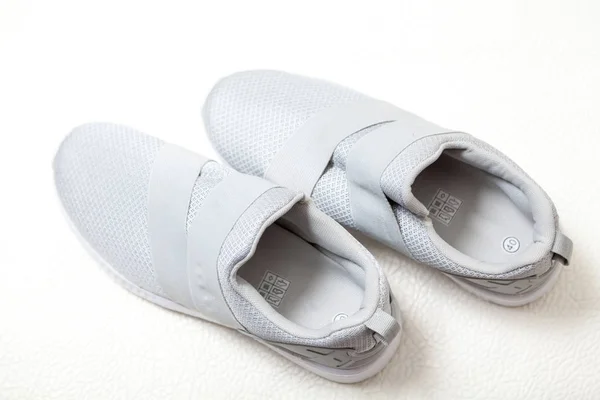 Due Nuove Sneakers Grigio Chiaro Con Top Mesh Sfondo Bianco — Foto Stock