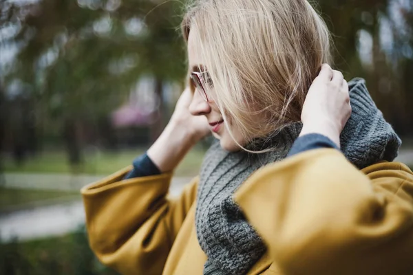 Sarı Montlu Bir Sonbahar Par Uzun Sarı Saçlı Gözlüklü Genç — Stok fotoğraf