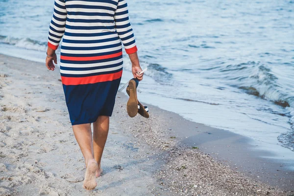 Женщина Ходит Песчаному Пляжу Сандалиями Руках — стоковое фото