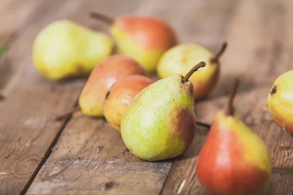 Group Ripe Pears Lie Old Planed Wooden Board — Stock Photo, Image