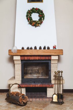 Modern şömine bir Noel çelenk ve Noel Baba heykeli ile dekore edilmiştir. Şömine önce işte sahte bir drovnitsa ve pirinç araç kümesi