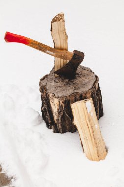 Yakacak odun kışın Gaze. Baltayı bir güdük yakındaki bir bölünmüş oturum içinde çıkmış. Ikinci sno içinde günlük çıkmış