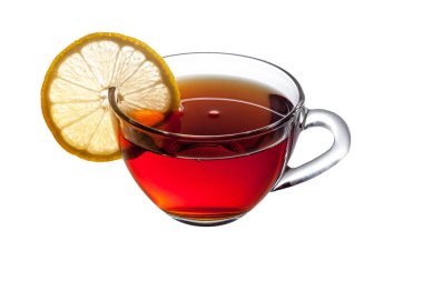 Şeffaf cam bardak çay beyaz arka plan yakın çekim. Bir limon dilimi Kupası kenarında sabit
