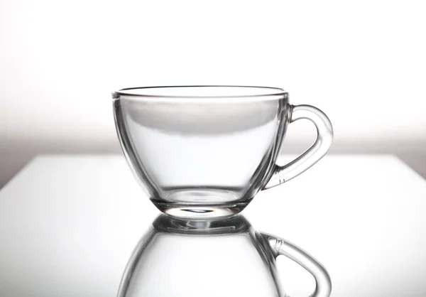 Vide Tasse Thé Verre Transparent Tient Sur Gros Plan Verre — Photo