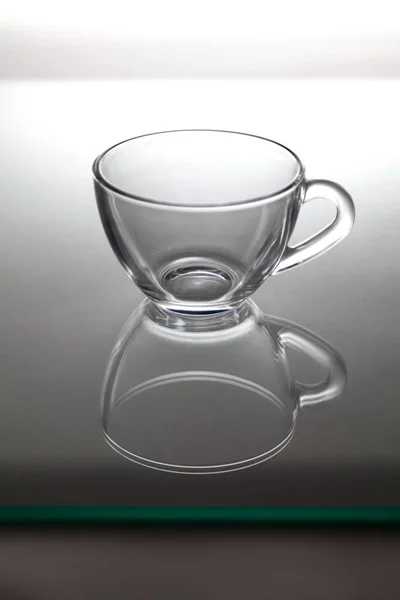 Leere Transparente Glas Teetasse Steht Auf Der Glasnahaufnahme Die Reflexion — Stockfoto