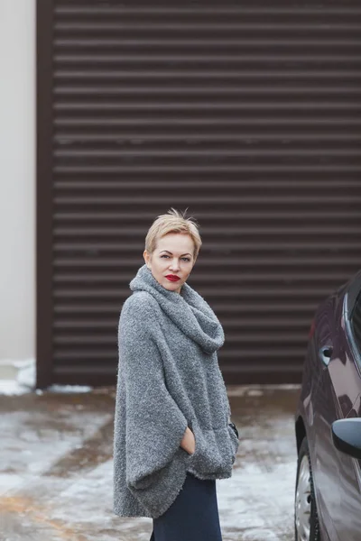 Vacker Blondin Med Varm Tröja Står Bredvid Bilen Den Vintern — Stockfoto