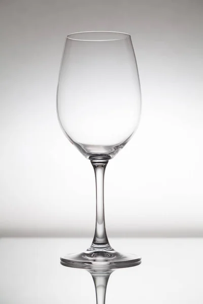 Empty Transparent Glass Wine Glass Stands Glass Closeup Reflection Visible — Stock Photo, Image