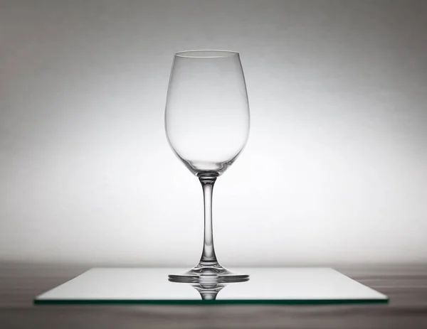 Empty Transparent Glass Wine Glass Stands Glass Closeup Reflection Visible — Stock Photo, Image