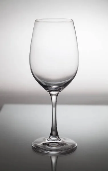 Empty Transparent Glass Wine Glass Stands Glass Closeup Reflection Visible — Stock Photo, Image
