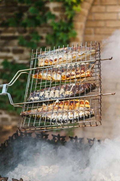 Риба Грилі Mackerel Сталевій Решітці Крутиться Над Бюстгальтером — стокове фото