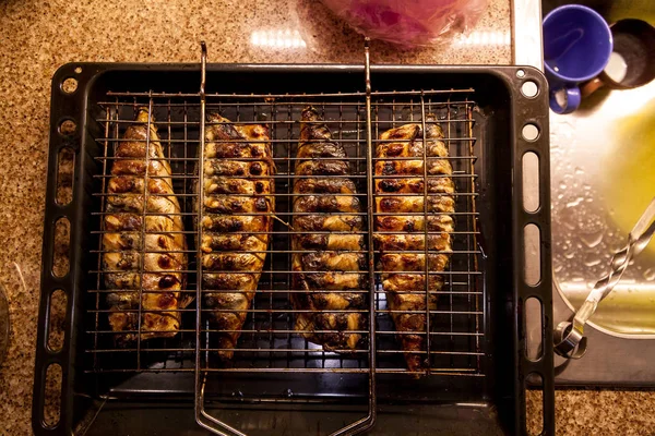 Fisch Auf Dem Grill Gebacken Vier Appetitlich Gebratene Kopflose Makrelen — Stockfoto