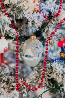 Orijinal Noel ağacı oyuncak yılbaşı ağacı üzerinde ağırlığında. Kırmızı garlan