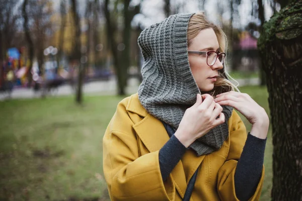 Retrato Una Joven Gafas Con Pelo Largo Rubio Abrigo Amarillo — Foto de Stock