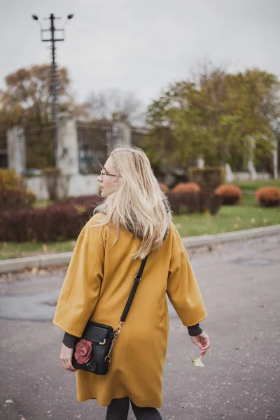 Slender Blonde Bright Yellow Fashion Coat Walks Autumn Park View — Stock Photo, Image