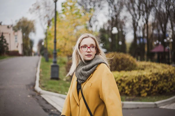 Porträtt Ung Kvinna Glas Med Långa Blonda Hår Gul Rock — Stockfoto