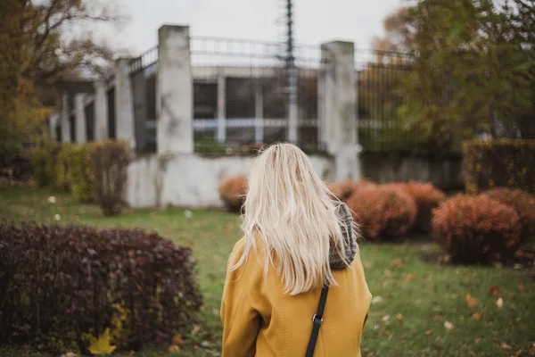 Rubia Delgada Abrigo Moda Color Amarillo Brillante Camina Parque Otoño — Foto de Stock