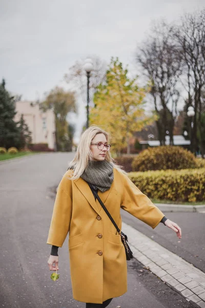 Piękna Blondynka Okularach Chodzenie Jesienny Park Jej Jasny Żółty Mody — Zdjęcie stockowe