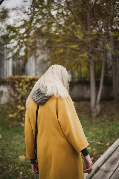 Parlak Sarı Moda Ceket Ince Sarışın Sonbahar Bir Parkta Yürüyor — Stok fotoğraf