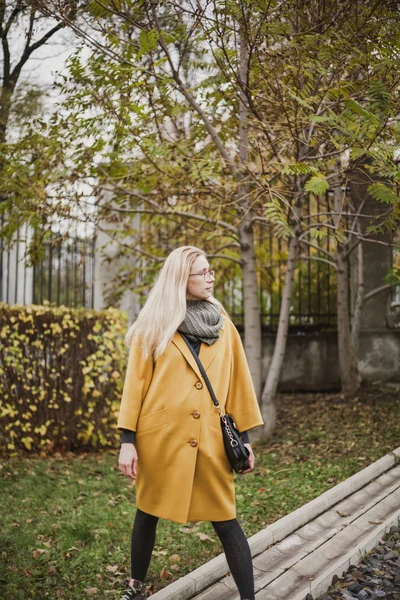 Retrato Una Joven Gafas Con Pelo Largo Rubio Abrigo Amarillo —  Fotos de Stock