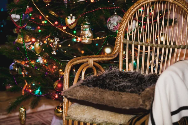 Acogedora Casa Para Nuevo Año Una Hermosa Silla Mimbre Encuentra —  Fotos de Stock