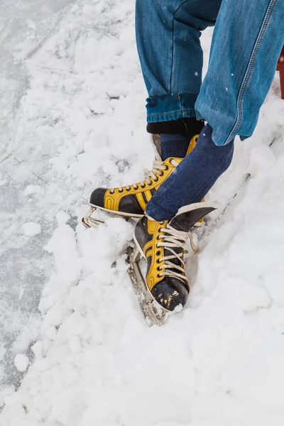 Homme Sort Son Pied Botte Cuir Jaune Patinoire Moderne Autour — Photo