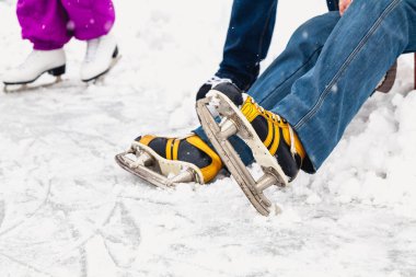 Kayak sonra bekletin. Sarı paten erkeklerde doğal buz pateni pisti açık AI içinde oturur