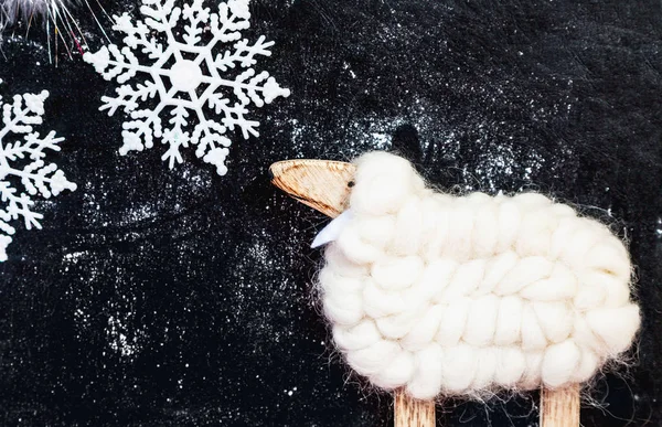 Рождественская История Ягненком Игрушечный Ягнёнок Натуральной Шерсти Две Белые Снежинки — стоковое фото
