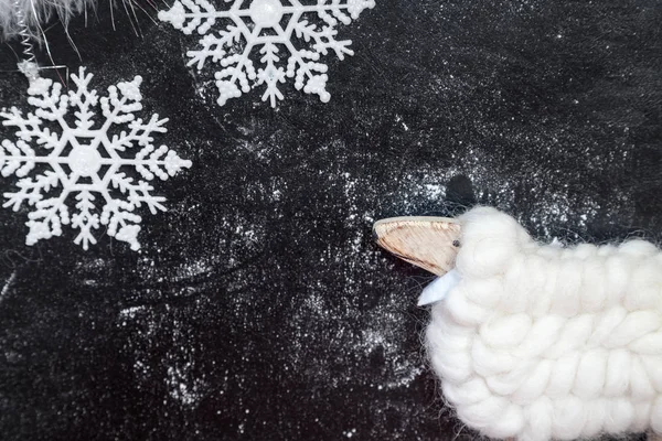 História Natal Com Cordeiro Cordeiro Brinquedo Natural Dois Flocos Neve — Fotografia de Stock