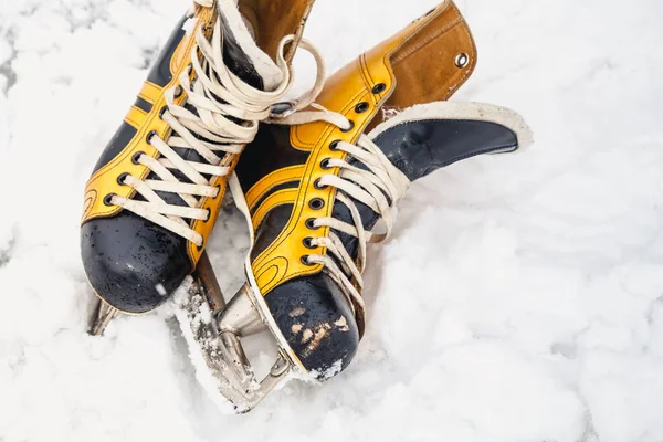 Πατίνια Στο Χιόνι Δύο Δερμάτινες Μπότες Κίτρινο Και Μαύρο Πατίνια — Φωτογραφία Αρχείου