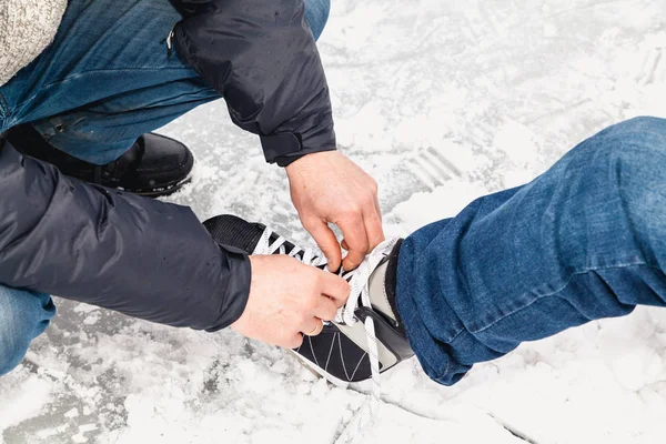 Galante Homem Ajuda Uma Mulher Tirar Sapatos Patinação Ringue Gelo — Fotografia de Stock
