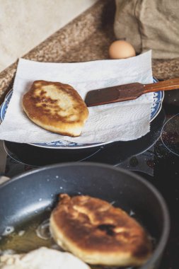 Bir plaka üzerinde ve bir PA kızarmış pies yatıyordu