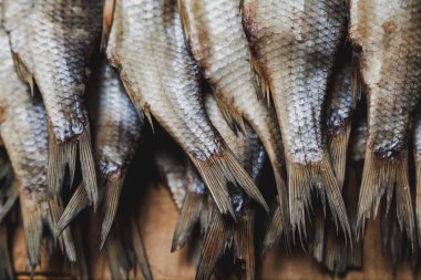 Balık kuyrukları. Kurutulmuş balık grup Pazar yakın-u sayaç üzerinde yatıyor