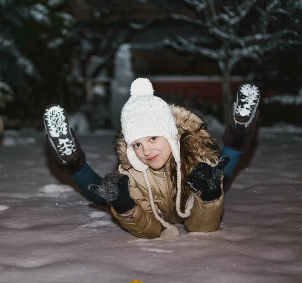 Niña Chaqueta Blanca Invierno Acostada Sno —  Fotos de Stock