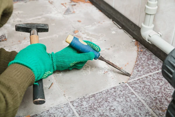 Dismantling Tile Hands Green Working Gloves Undermine Tile Chisel Hamme — Stock Photo, Image