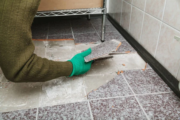 Desmantelamiento Baldosas Las Manos Guantes Trabajo Verdes Socavan Baldosa Rota — Foto de Stock