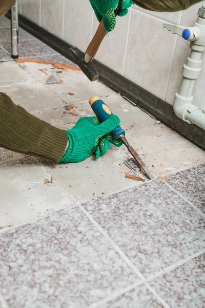 Dismantling Tile Hands Green Working Gloves Undermine Tile Chisel Hamme — Stock Photo, Image
