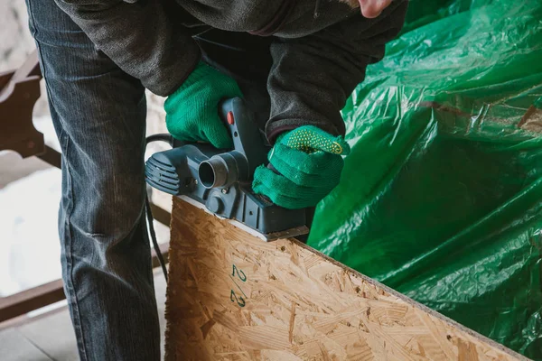 Las Manos Guantes Trabajo Verdes Manejan Borde Una Placa Madera — Foto de Stock