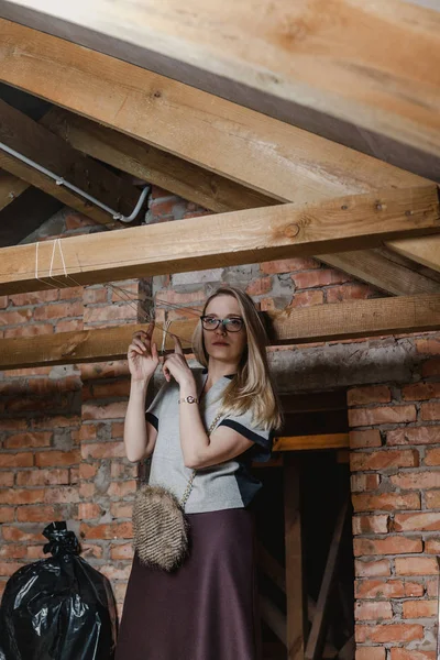 Vrij Slanke Blonde Glazen Lederen Laarzen Staat Houten Planken Zolder — Stockfoto