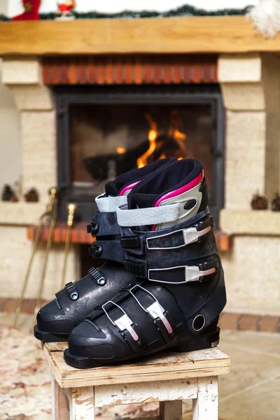 在壁炉前靴子滑雪靴 — 图库照片