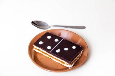 Pastadır dikdörtgen domino taşıyla dört ve üç noktalar şeklinde kahverengi yemek ve tatlı kaşık