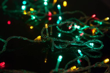 Renkli Noel ışıkları. Siyah adam parlak LED'ler