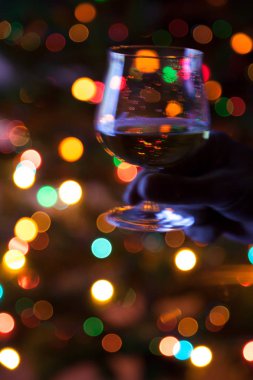 Konyak Cam Noel ağacı ışıkları arka plan üzerinde ufuk görüntüsü. Bulanık zemin bokeh şenlikli Noel ışıkları ile