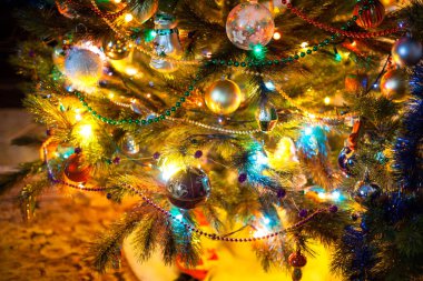 Lüks Noel ağacının alt katman. Dekoratif Noel süsleri. Noel ağacı gibi kar altındaki halı üzerinde beyaz battaniye kapsar.